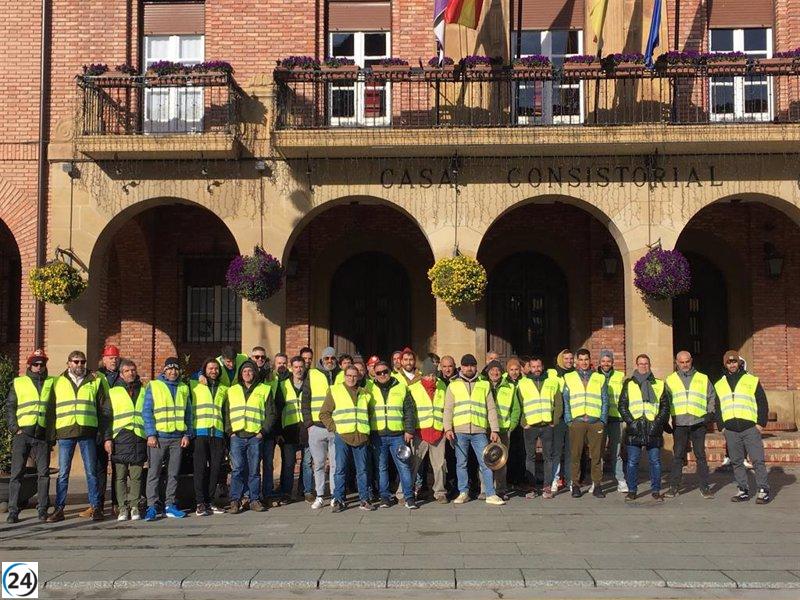 Bomberos del CEIS Rioja protestan enérgicamente frente al Ayuntamiento de Calahorra