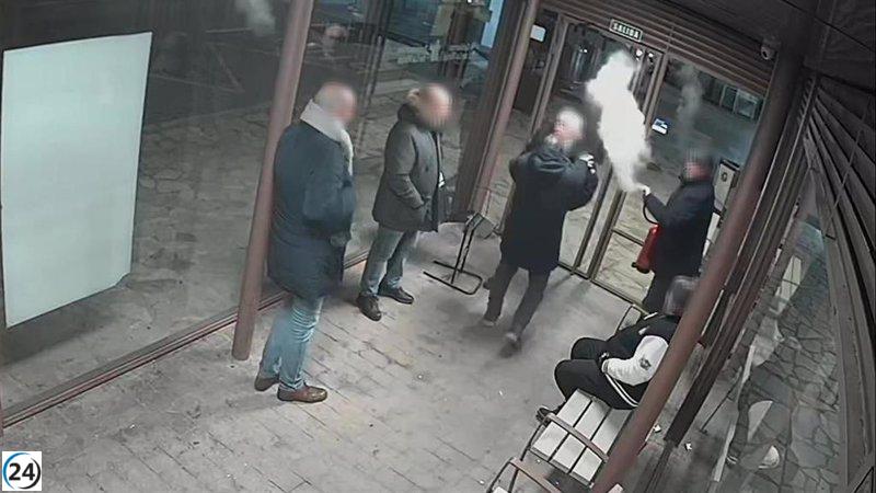 Tres hombres de mediana edad protagonizan acto vandálico en la estación de autobuses de Fuenmayor.