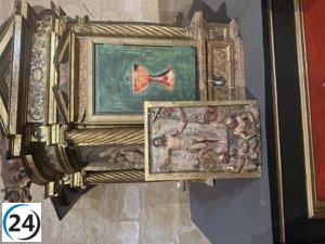 La puerta del sagrario del retablo de la Parroquia de San Torcuato vuelve a su lugar tras ser recuperada
