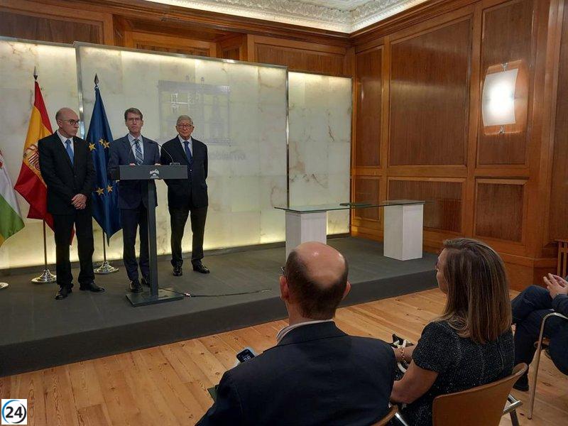 UNIR se compromete a no duplicar titulaciones presenciales con la UR