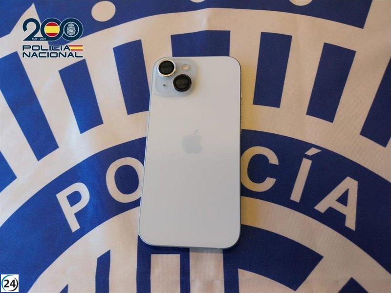 Mujer arrestada tras denunciar el robo de su teléfono móvil por la Policía Nacional.