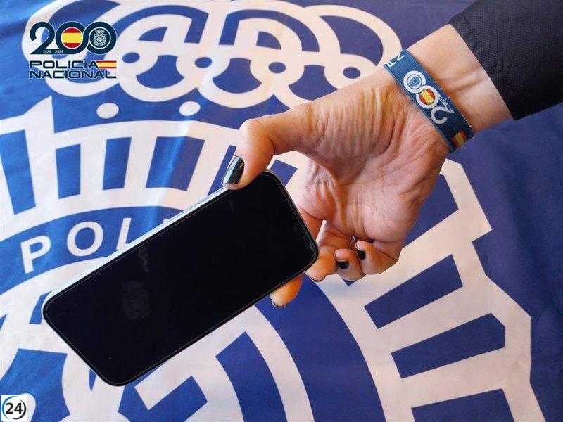 Detienen a una adolescente de 15 años por robar un teléfono de alta gama a sus compañeras de clase.