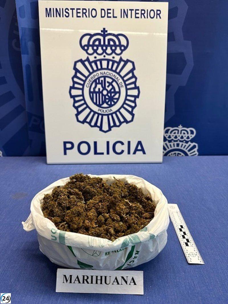 Detenido un hombre en patinete por llevar marihuana en una bolsa, según la Policía Nacional.