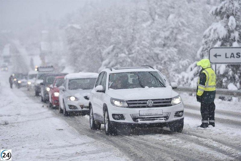 DGT recomienda llevar cadenas y verificar condiciones de carreteras ante posibles nevadas en el norte.