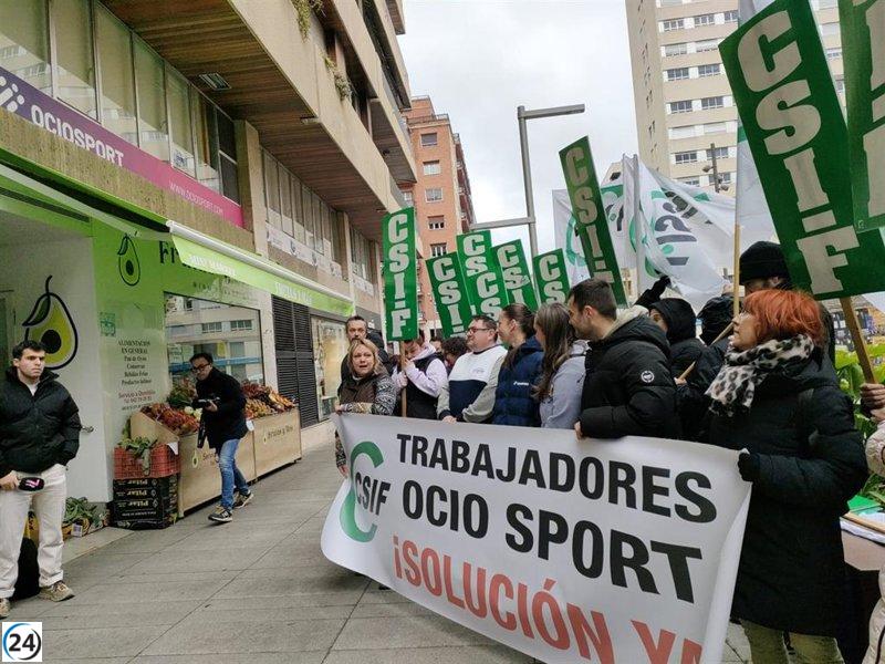 Empleados de Ociosport se manifiestan en Logroño reclamando respuestas.