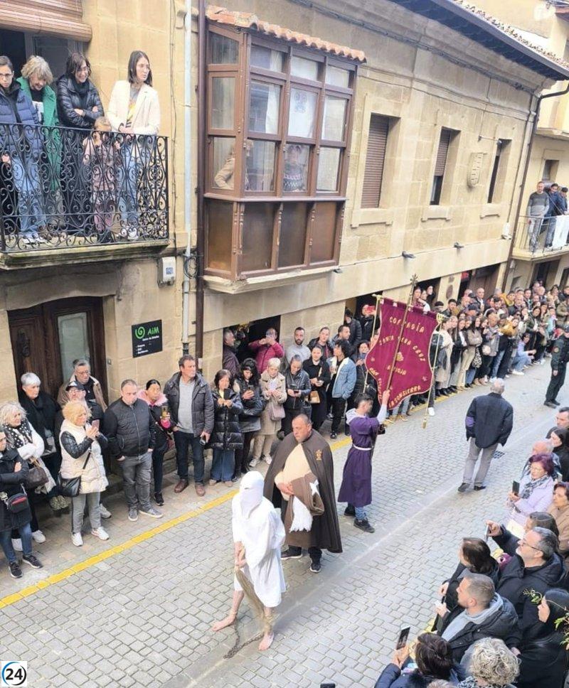 Tradición centenaria: Doce penitentes se flagelan en San Vicente de la Sonsierra, La Rioja.