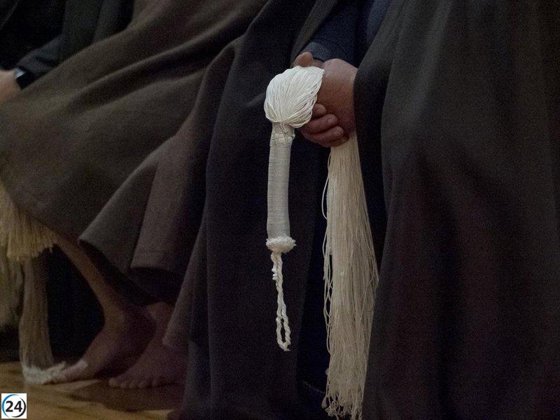 Seis devotos se autocastigan en el 'Vía Crucis' de San Vicente de la Sonsierra.