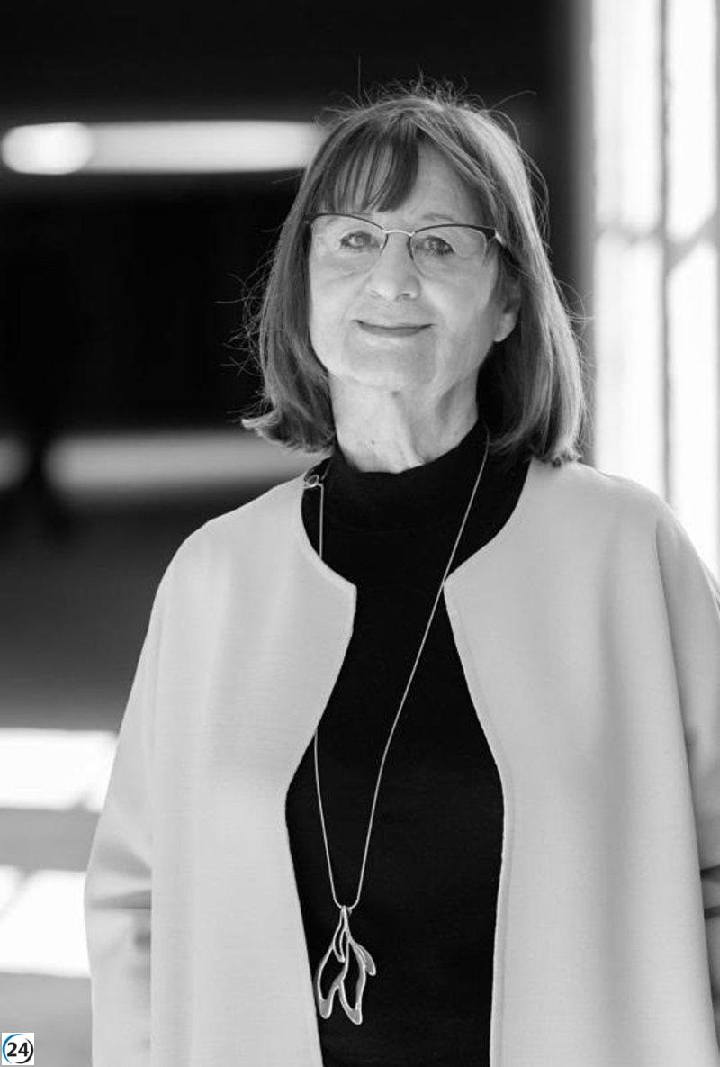 Mónica Doña Jiménez, de Jaén, gana el I Premio Internacional de Poesía 'Gonzalo de Berceo' con su obra 'Soles de medianoche'.