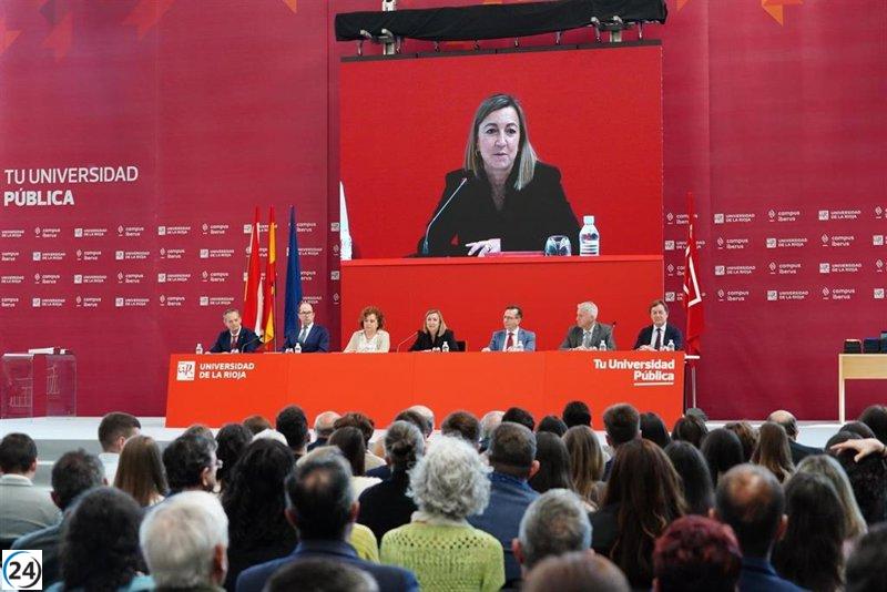 La rectora destaca la rápida consolidación de la UR como un referente de gran influencia, a pesar de su reciente formación.