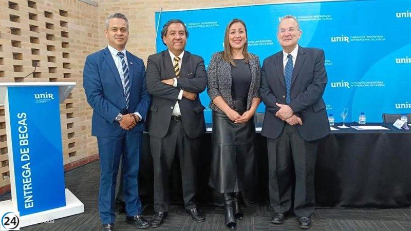 UNIR reconoce a cien galardonados de las becas ICETEX y Función Pública en un evento en Corferias.