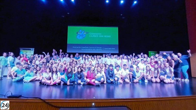 Premios otorgados a los programas 'Familias Sin Humo' y 'Clases Sin Humo' en un acto de reconocimiento a la salud pública.