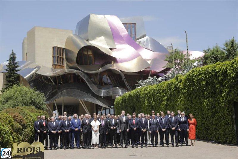 El Rey Felipe VI celebra el centenario de la DOCa Rioja y aboga por su sostenibilidad futura.