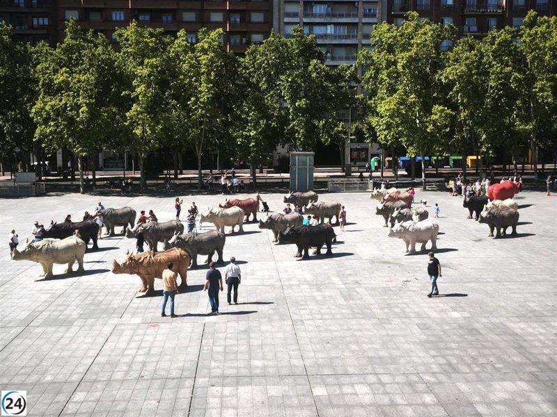Veintiún rinocerontes de Roberto Fabelo invaden la Plaza del Ayuntamiento para reflexionar sobre el liderazgo.