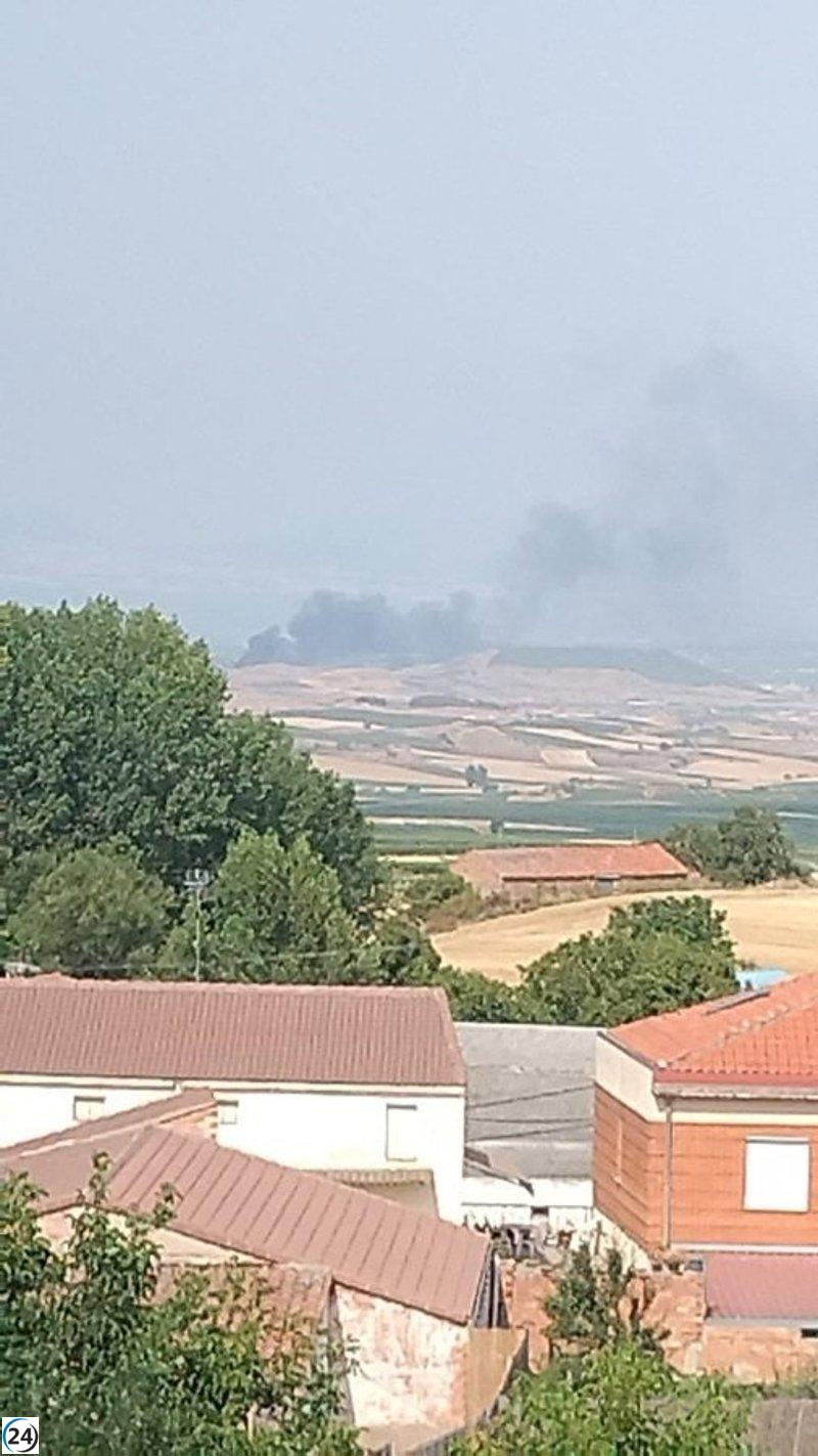 Bomberos del CEIS Rioja combaten las llamas en un vertedero de Nájera.
