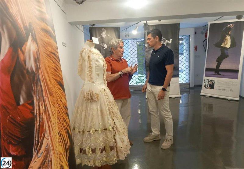Una exposición revitaliza el flamenco para la juventud con trajes e imágenes que evocan la esencia del baile.