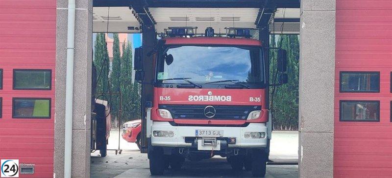 Bomberos combaten un incendio forestal en la zona de Mansilla.