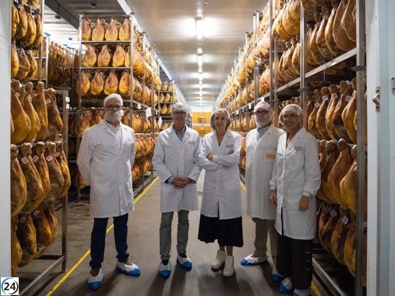 Capellán resalta el avance y la innovación de Martínez Somalo, pionero en la industria del jamón y embutidos en el país.