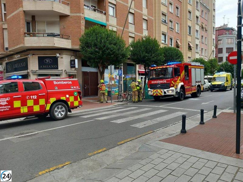 Trabajador recibe atención por inhalación de humo tras incendio en Garpesa, Pérez Galdós.
