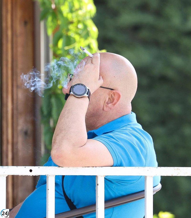 Hosteleros de La Rioja critican la prohibición de fumar en terrazas como excesiva.