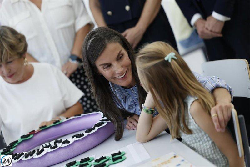 La Reina Letizia impulsa la lectura en el CEIP 'Entresotos' de Rincón durante la bienvenida al nuevo año escolar.