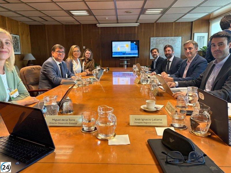 Joan Groizard y Belinda León revisan la propuesta inicial del Plan Eléctrico 2030.