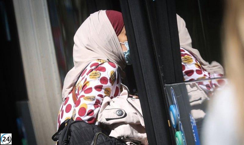 Vox propone prohibir el velo y enfrenta críticas por fomentar el odio y el autoritarismo.