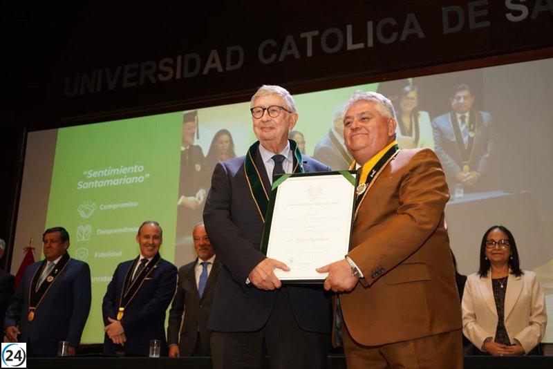La Universidad Católica de Santa María de Arequipa distingue a Rafael Puyol como Profesor Honorario.