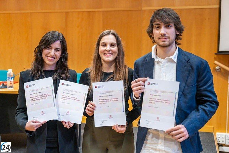 Mario Tola y Anne Fulgencio galardonados como los mejores en GADE y Turismo en Empresariales de la UR.