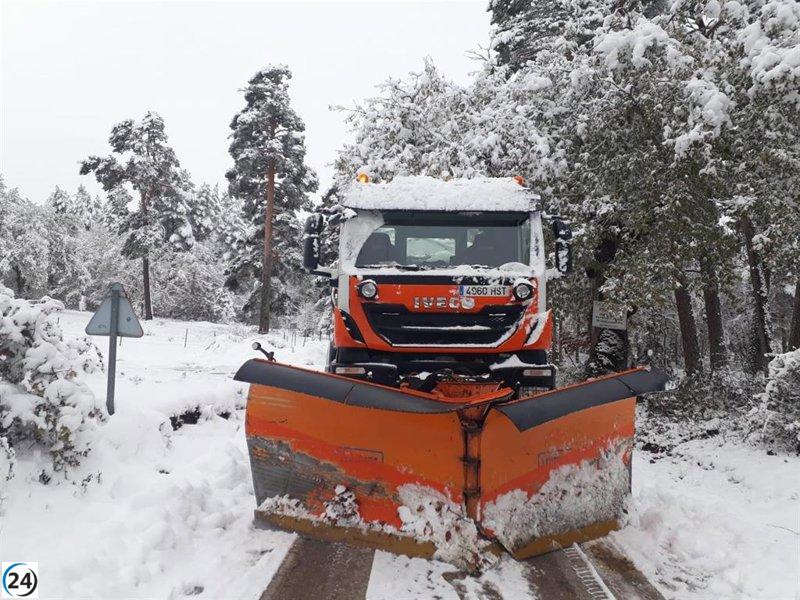 Cuatro unidades de vialidad invernal operan en La Rioja para combatir el hielo y la nieve en las carreteras.
