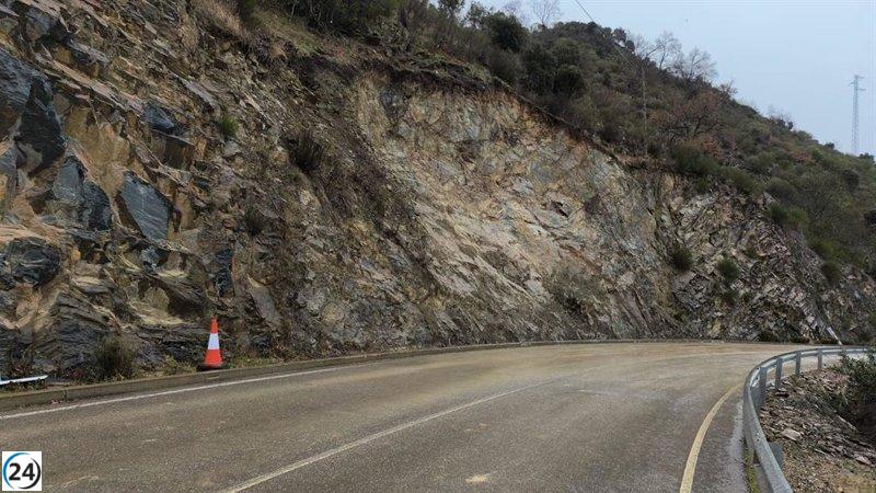 Concluyen las labores de limpieza en la LR-113 en Viniegra de Abajo tras el desprendimiento del domingo.