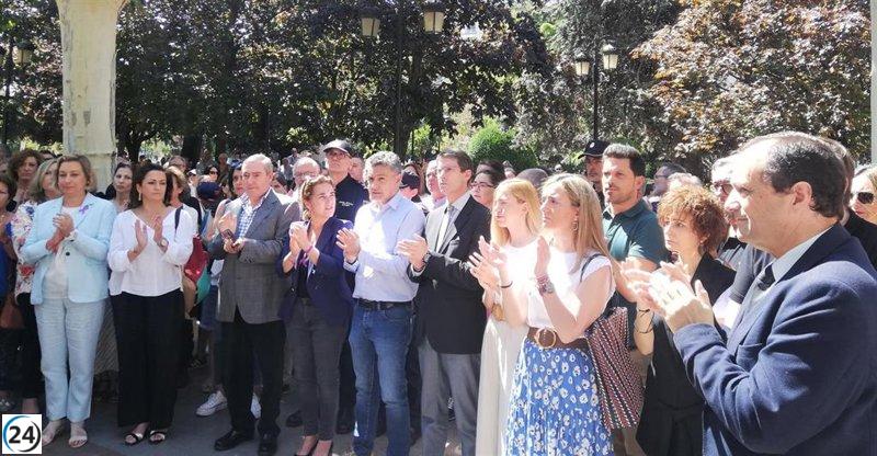 Centenares de logroñeses condenan el crimen machista en un minuto de silencio en El Espolón.