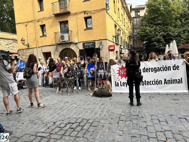Ciudadanos preocupados por el bienestar de los animales exigen mantener la Ley de Protección Animal.