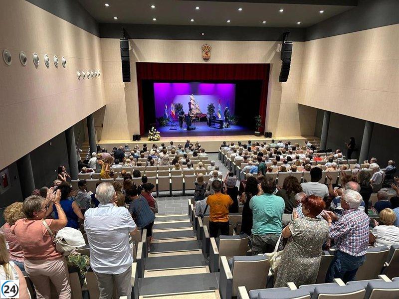 El Capellán brinda su apoyo en la inauguración del nuevo auditorio municipal de Autol.