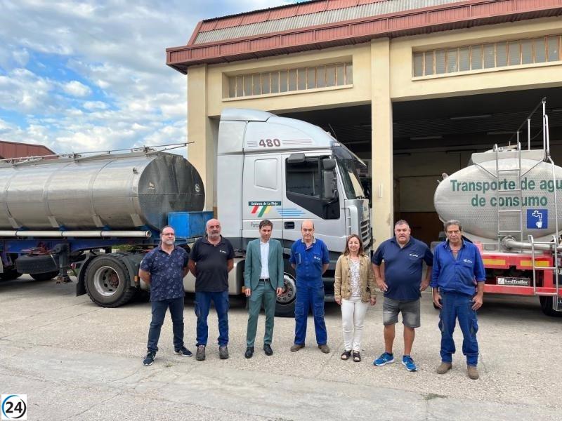 El Gobierno de La Rioja alaba al Parque Móvil por su papel en el abastecimiento de agua a comunidades rurales.