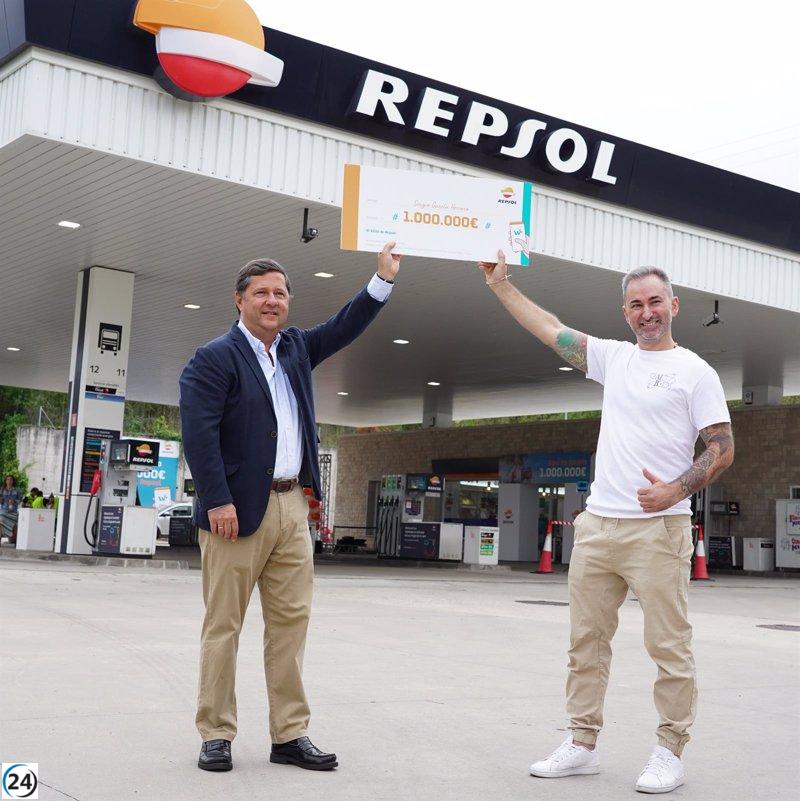 Repsol premia con 1 millón de € al afortunado ganador del sorteo por usar Waylet en la estación de Nalda, quien asegura que esta suma de dinero le cambiará la vida.