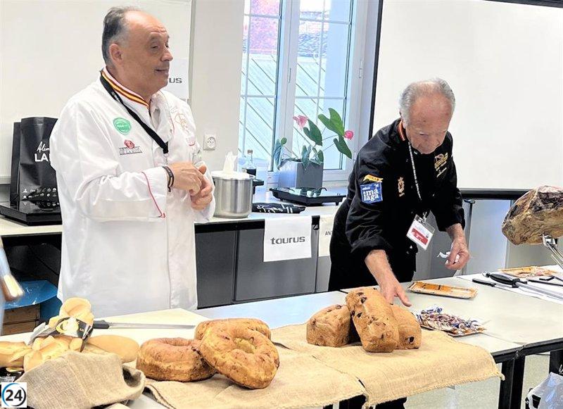 Eduardo Villar elige los mejores panes de lujo para probar el jamón en el evento inaugural del Congreso de Gastronomía Inclusiva.