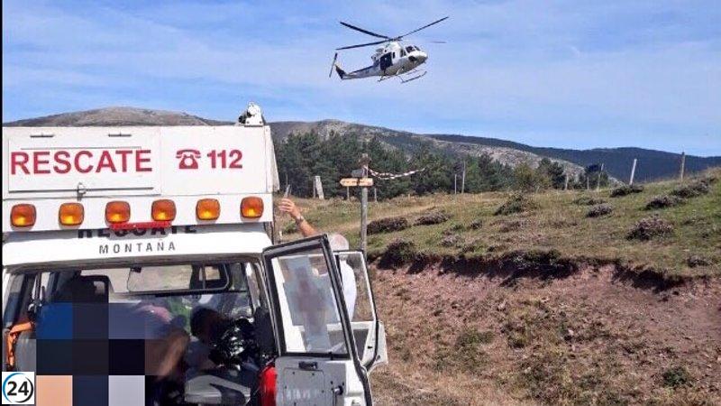 Mujer rescatada en helicóptero tras caer en terreno 