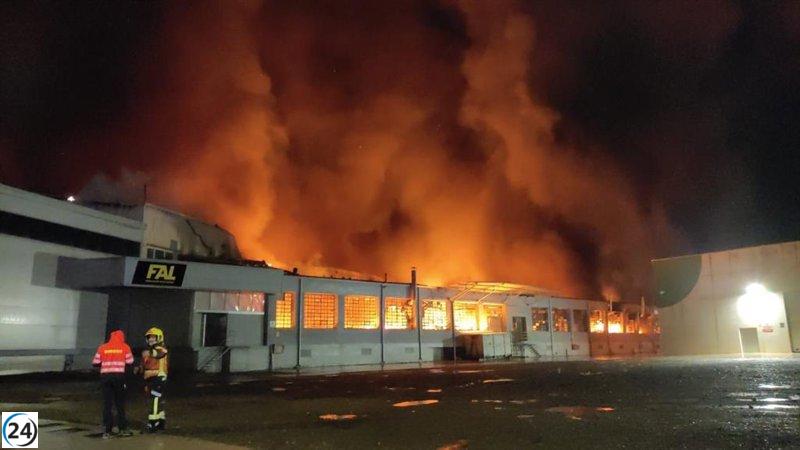 Bomberos de CEIS Rioja y Ayuntamiento de Logroño se unen para extinguir incendio en Calzados FAL de Arnedo.