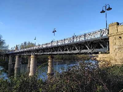 El imponente Puente de Hierro de Logroño