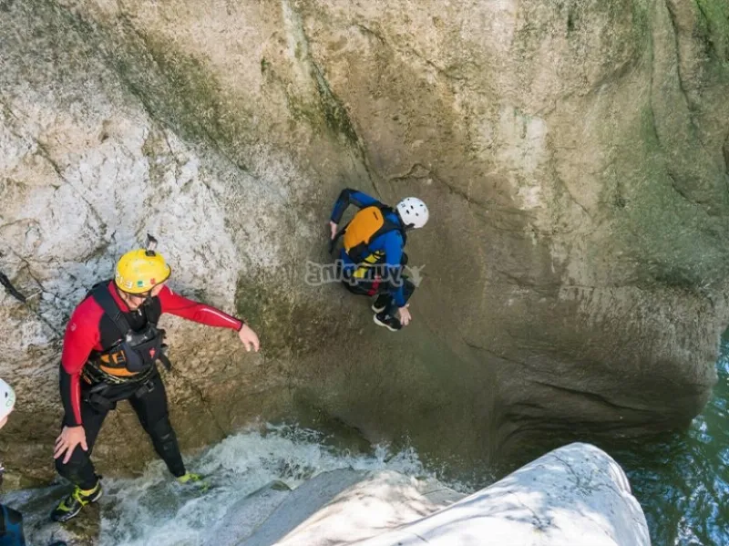 Escalada en el cañón del Río Leza